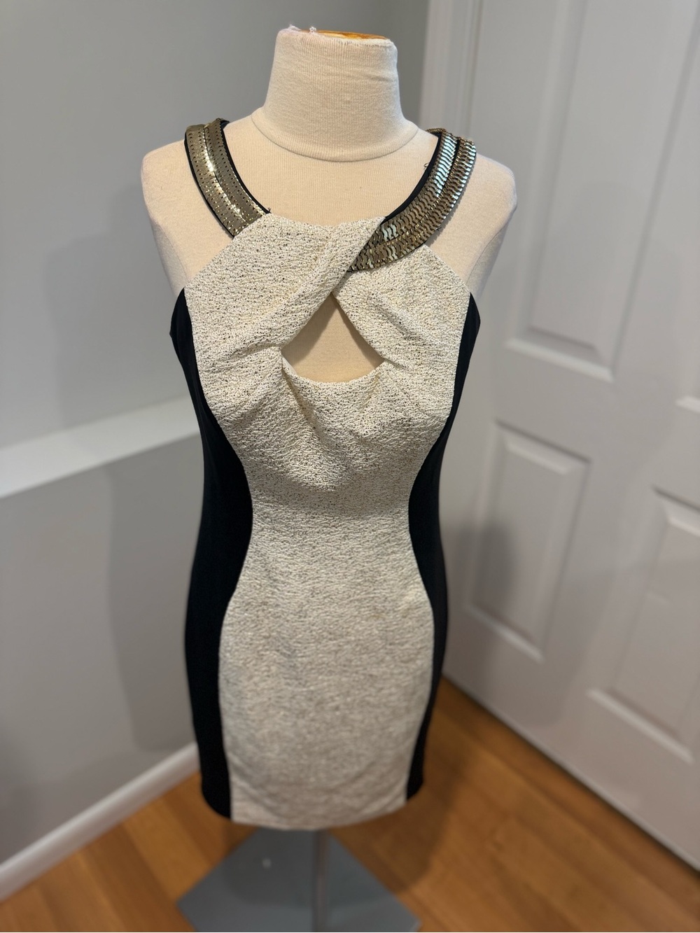 JAX Sleeveless Black and Cream Dress with Metallic Neck Detail (31)